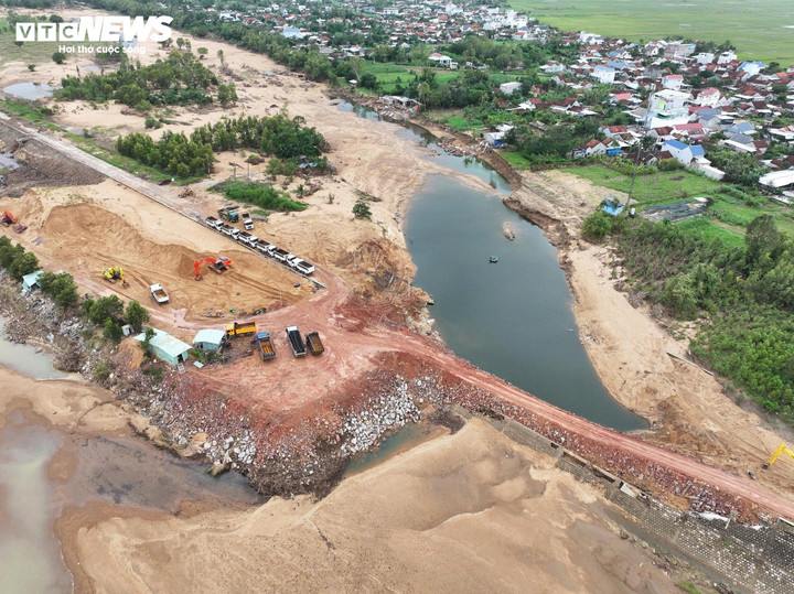 Trên đoạn sông này có một doanh nghiệp đang khai thác khoáng sản.