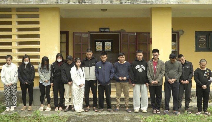 Những kẻ liên quan đến đường dây lừa đảo vừa bị Công an tỉnh Quảng Trị phối hợp triệt phá, bắt giữ. (Ảnh: Công an Quảng Trị)