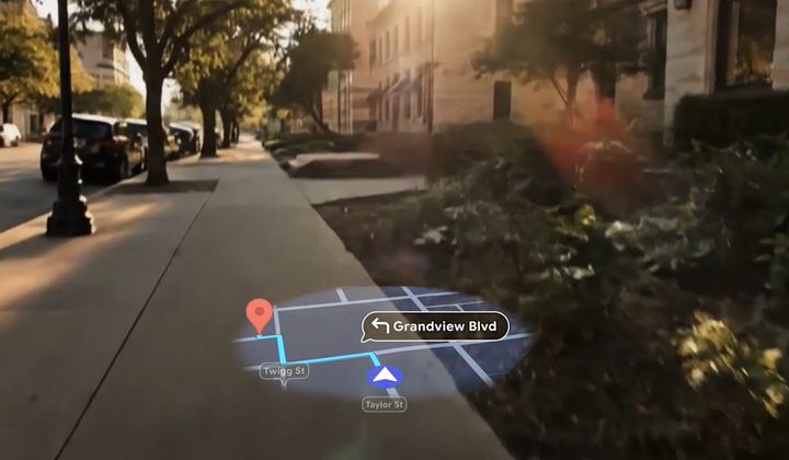 Một trường hợp sử dụng tuyệt vời cho kính thông minh là cung cấp bản đồ hiển thị ngay trên màn hình mà không cần phải liên tục nhìn xuống điện thoại, như trong đoạn video minh họa về Android XR này. (Nguồn: Google)