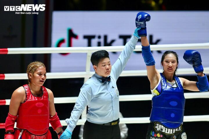 Phước Hậu (áo xanh) thắng võ sĩ Thái Lan. (Ảnh: Thế Sơn)