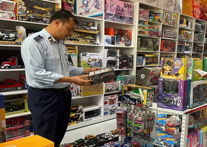 Chi cục QLTT Quảng Trị cũng thường xuyên cử cán bộ tăng cường kiểm tra, kiểm soát thị trường nhằm giữ vững ổn định thị trường, bảo vệ quyền lợi người tiêu dùng.