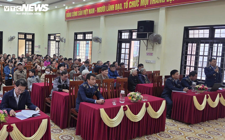 Chi cục QLTT Quảng Trị thường xuyên tổ chức hội nghị tuyên truyền, phổ biến quy định trong hoạt động kinh doanh thương mại và thu hút nhiều người dân, cơ sở kinh doanh tham gia