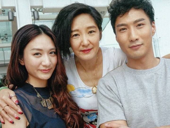 Tuyết Lê bên hai người con.