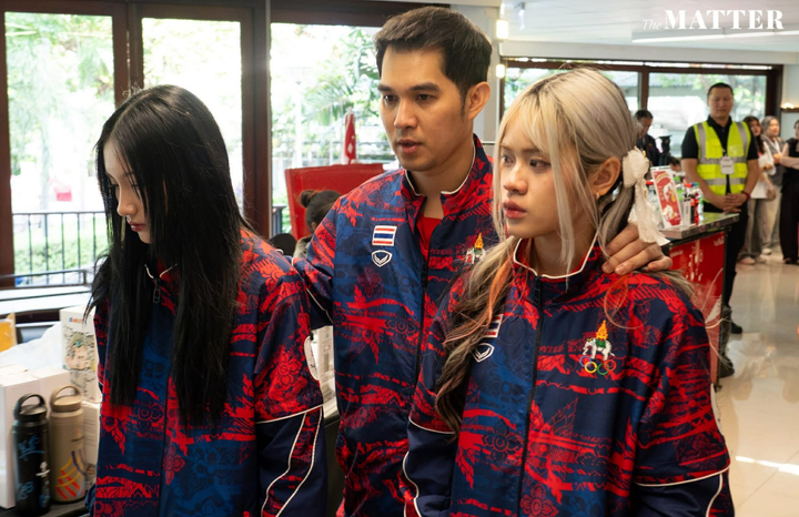 HLV trưởng và các tuyển thủ RoV Thái Lan sau bê bối. (Nguồn: The MATTER)