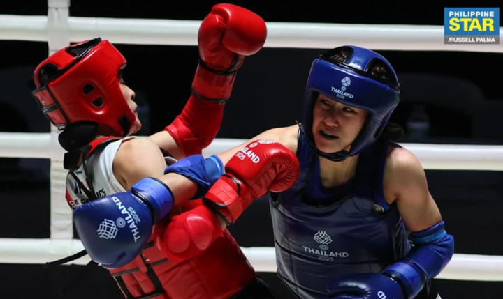 Võ sĩ Hoàng Khánh Mai (giáp đỏ) bỏ về giữa chừng vì nghi vấn bị xử ép.