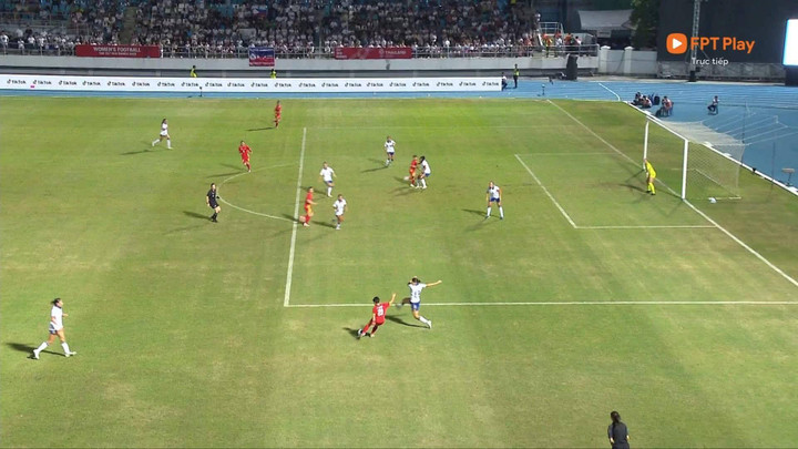 Bích Thùy cách vị trí việt vị rất xa.