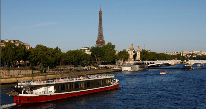 Tàu chở khách tham quan dọc sông Seine. (Ảnh: Reuters)
