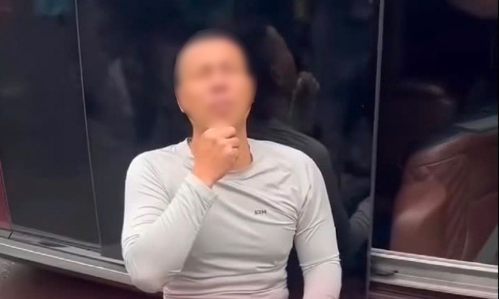 Người đàn ông lái xe Hyundai Santa Fe có dấu hiệu không tỉnh táo.