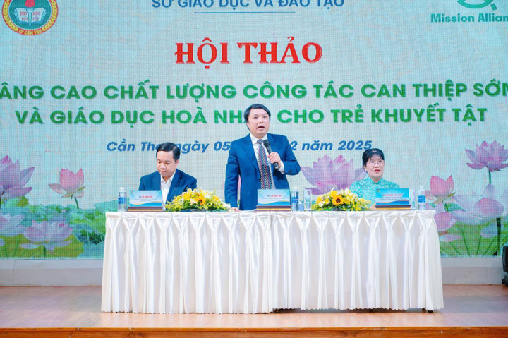 Ông Tạ Ngọc Trí (người đứng) - Phó Vụ trưởng Vụ Giáo dục Phổ thông