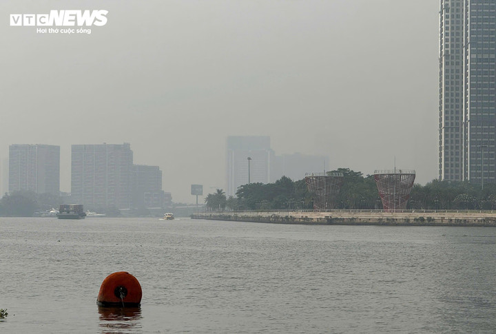 Lúc 9h sáng, tại nhiều khu vực ở TP.HCM bầu trời vẫn đục ngầu, tầm nhìn bị hạn chế.