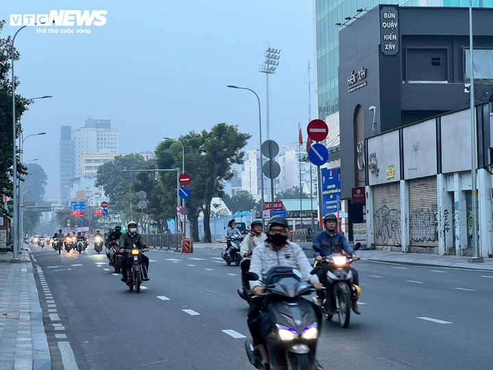 Nhiều phương tiện phải bật đèn để di chuyển dù trời đã sáng.