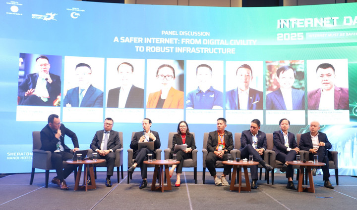 Ông Nguyễn Trường Giang chia sẻ tại Internet Day 2025 cùng các nhà quản lý, chuyên gia. (Ảnh: VNNIC)