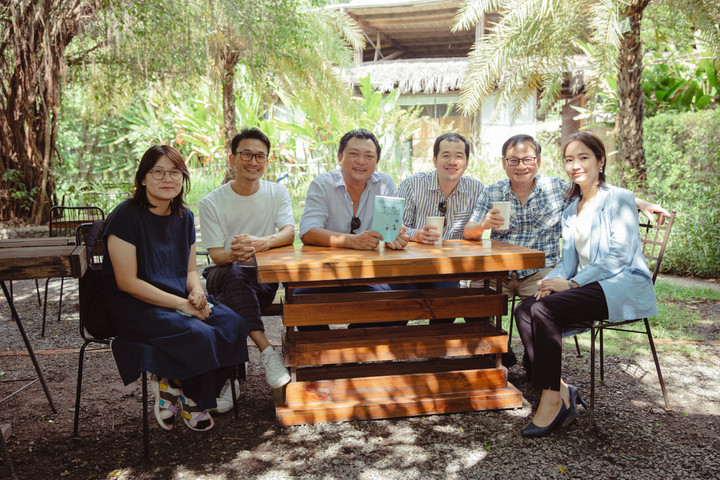 Hoa Trà (ngoài cùng, bên phải) trong cuộc gặp gỡ các nhà sản xuất, đạo diễn phim "Ngày xưa có một chuyện tình" và tác giả Nguyễn Nhật Ánh tại TP.HCM, hồi tháng 6/ 2023.