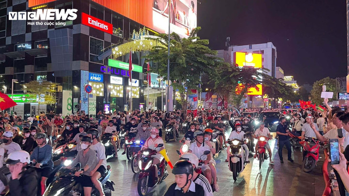 Niềm vui chiến thắng của người hâm mộ Việt Nam.