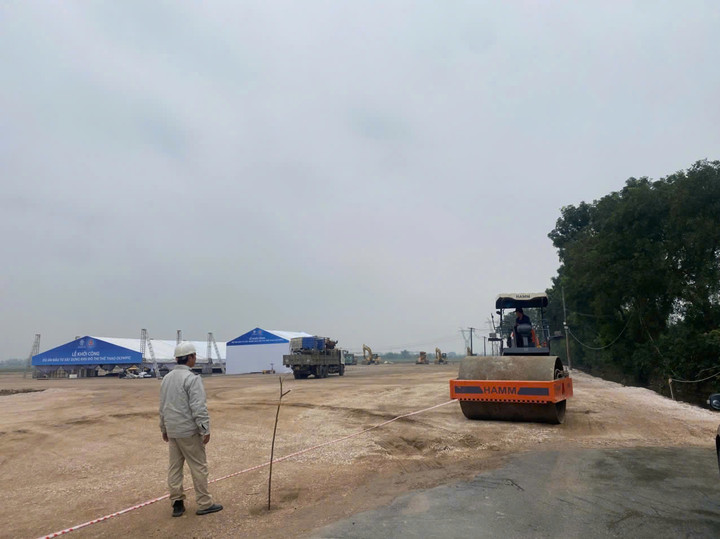 Xe lu nền mặt bằng đang khẩn trương hoàn thiện công đoạn cuối.