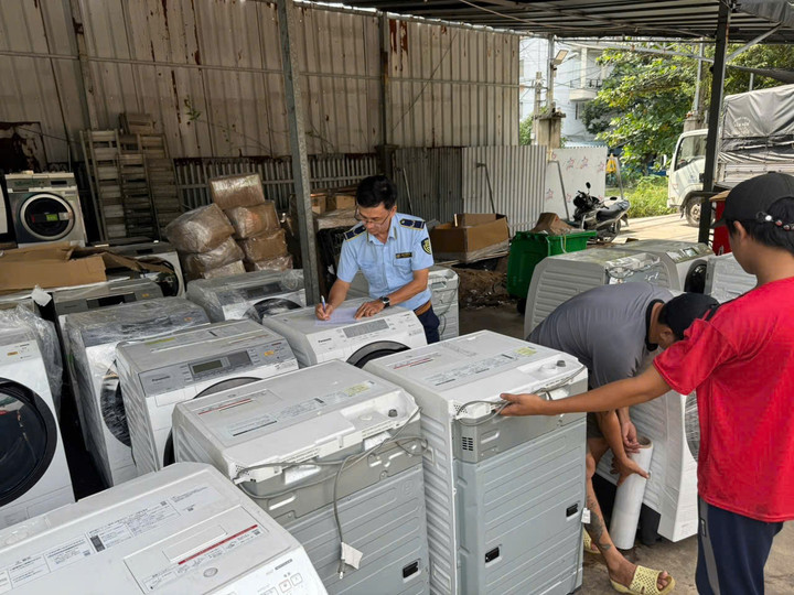 Kho máy giặt, điều hòa thuộc diện cấm nhập khẩu tại TP.HCM.