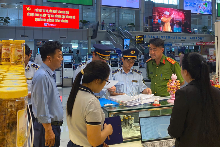 Đội Quản lý thị trường số 4 ký cam kết cho 14 địa điểm kinh doanh của 8 doanh nghiệp tại khu vực ngoài cách ly sân bay Cam Ranh.