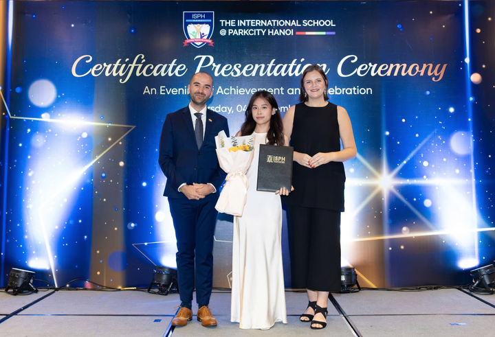 Ngọc Linh (giữa) chụp cùng cô Hiệu trưởng và thầy Phó Hiệu trưởng Khối Trung học trường quốc tế ParkCity Hà Nội, tại lễ nhận bằng IGCSE hồi tháng 12/2025.
