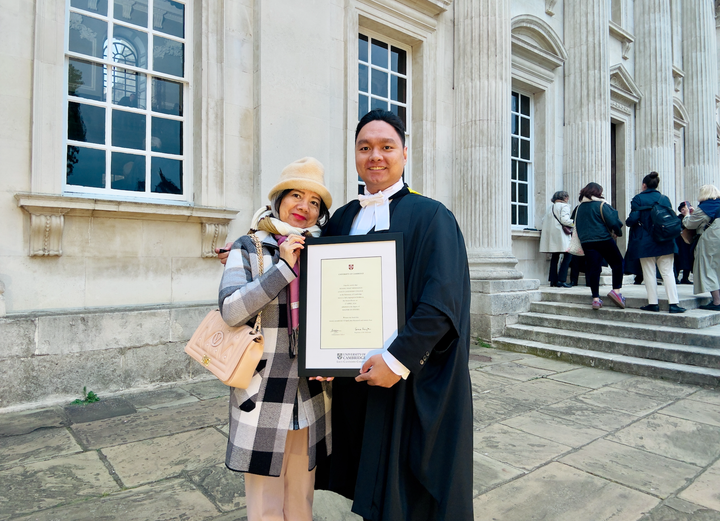 Nhật Minh (phải) và mẹ trong ngày nhận bằng thạc sĩ tại Đại học Cambridge, Anh, hồi tháng 4/2024.