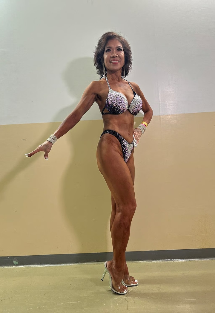 Bà Lin hướng dẫn bệnh nhân cách kiểm soát huyết áp cao và duy trì sức khỏe nhưng nhiều người thấy khó làm theo, điều này thúc đẩy bà làm gương bằng cách tập thể hình. (Ảnh: CNA)