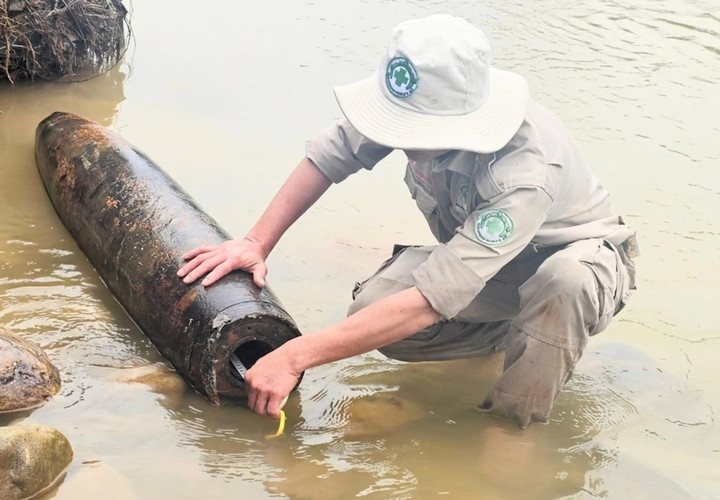 Cán bộ tổ chức NPA đang kiểm tra kỹ quả bom trước khi vận chuyển đi để lập kế hoạch huỷ nổ nhằm đảm bảo tuyệt đối an toàn. (Ảnh: NPA)