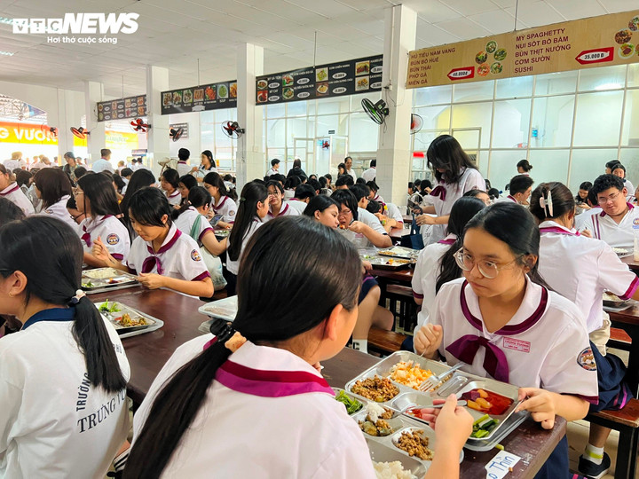 Học sinh ăn trưa tại căn tin trường.