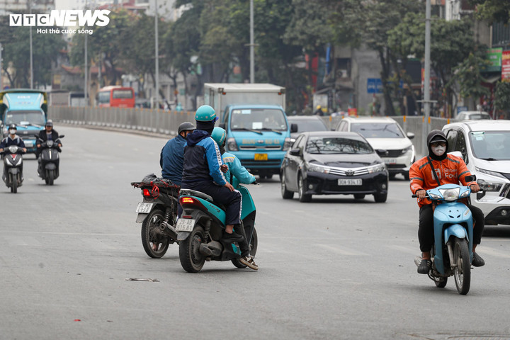 Cảnh giao thông hỗn loạn tại nút giao chưa được lắp camera AI ở Hà Nội - 14
