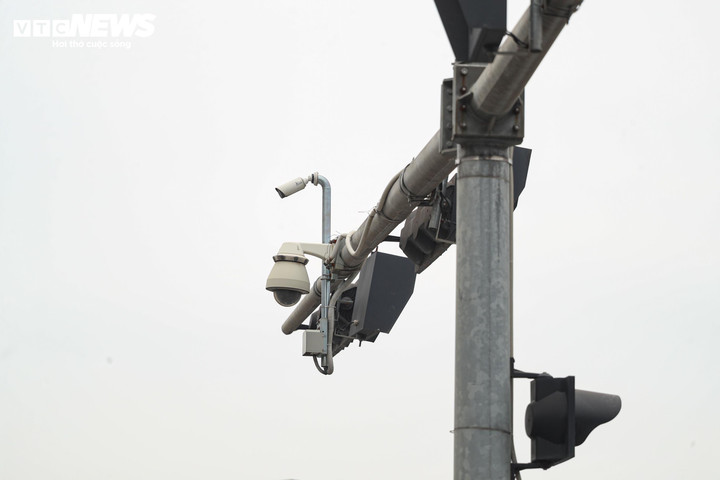 Dù Hà Nội đã lắp đặt 1.873 camera AI trên nhiều tuyến phố, nhưng tại "điểm nóng" như khu vực ngã tư gần Bến xe Nước Ngầm vẫn chưa có camera AI giám sát, khiến nhiều người dân phớt lờ quy định, ngang nhiên vi phạm.