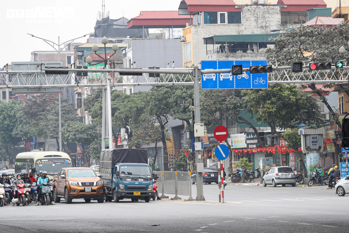 Theo Nghị định 168, các hành vi quay đầu, rẽ trái hoặc rẽ phải tại nơi có biển cấm sẽ bị phạt từ 2-3 triệu đồng đối với ô tô và 600-800 nghìn đồng đối với xe máy.