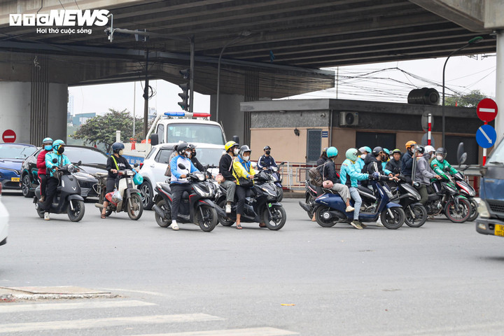 Nhiều phương tiện ngang nhiên dừng đỗ chờ đường trống để băng qua, gây cản trở các xe đi đúng luật.