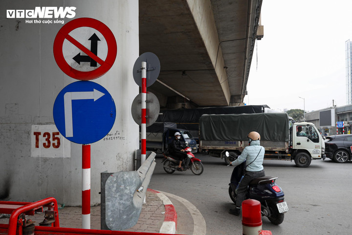 Cảnh giao thông hỗn loạn tại nút giao chưa được lắp camera AI ở Hà Nội - 4