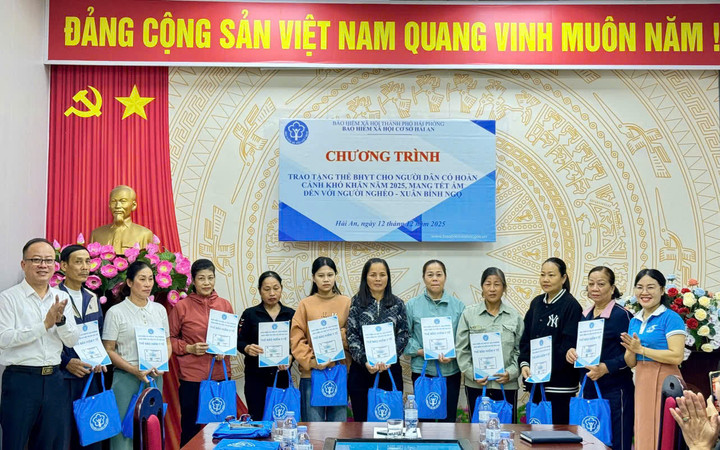 Trao tặng sổ BHXH tự nguyện cho người thuộc hộ cận nghèo trên địa bàn phường Hải An.