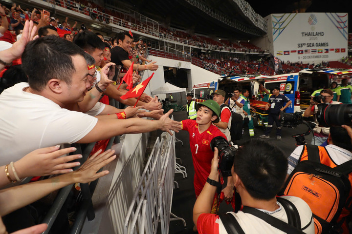 Tiền đạo Nguyễn Đình Bắc cảm ơn cổ động viên.