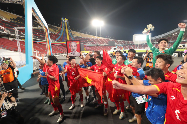 Huấn luyện viên Kim Sang-sik và học trò chạy về khán đài chia vui với người hâm mộ.