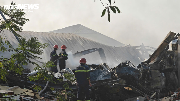 Lực lượng chức năng đang xử lý tàn, chống lửa bùng phát trở lại.
