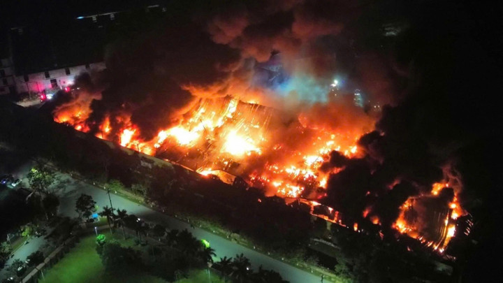 Đám cháy bùng phát dữ dội, khói lửa bốc cao ngùn ngụt.