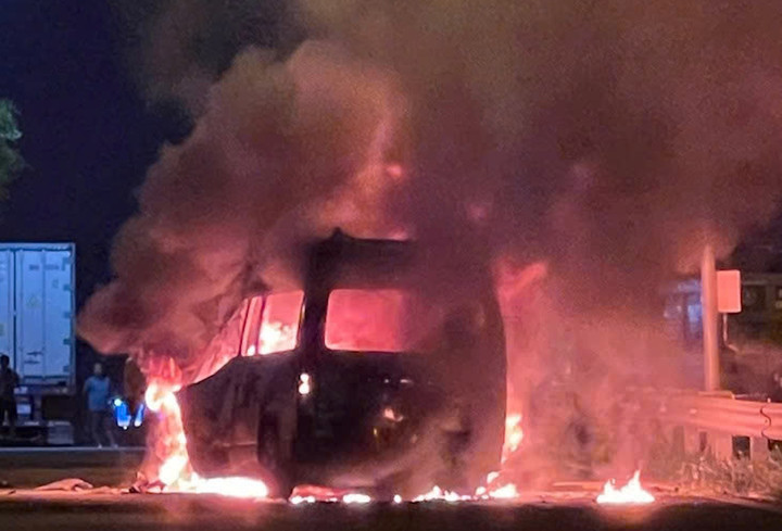 Chiếc xe cứu thương bốc cháy dữ dội