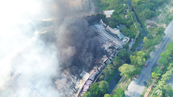 Nhà xưởng rộng hàng nghìn m² bị thiêu rụi.