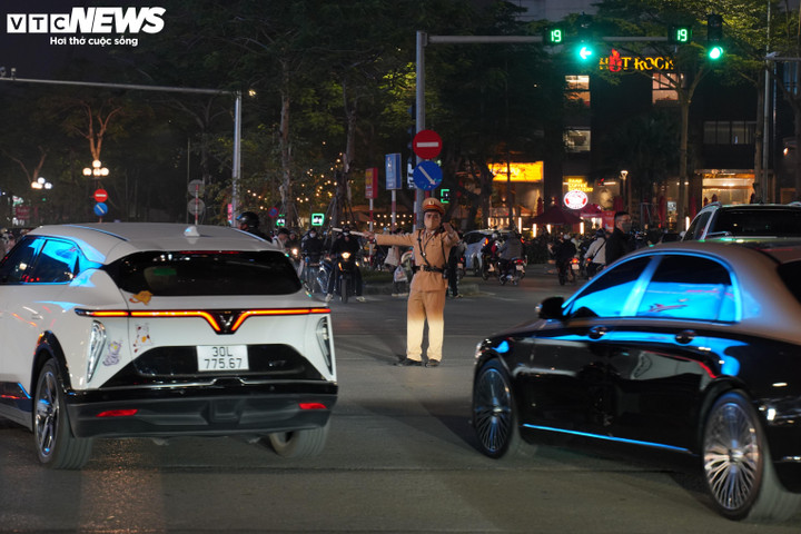 Cảnh sát giao thông phân luồng, điều tiết phương tiện trên tuyến Vành đai 3 trên cao nhằm bảo đảm giao thông thông suốt.