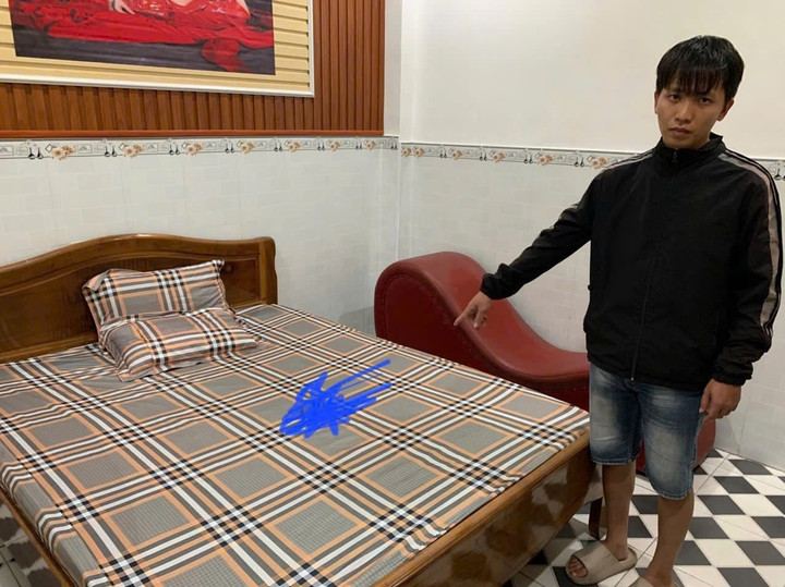 Phạm Ngọc Trân khi bắt quả tang (Ảnh: CACC)