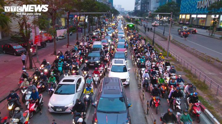 Dọc tuyến đường Lê Văn Lương – một trong những trục giao thông huyết mạch phía Tây Hà Nội, hệ thống camera AI được lắp đặt dày đặc, từ các nút giao lớn đến những đoạn thường xuyên ùn tắc. Hệ thống này có khả năng tự động nhận diện biển số, phân tích hành vi vi phạm như đi sai làn, vượt đèn đỏ hay không đội mũ bảo hiểm với độ chính xác cao. Thế nhưng, trái ngược với sự hiện diện của công nghệ, mỗi ngày vẫn có hàng trăm lượt phương tiện vi phạm, biến Lê Văn Lương thành một trong những "điểm nóng” về vi phạm giao thông ở Hà Nội.