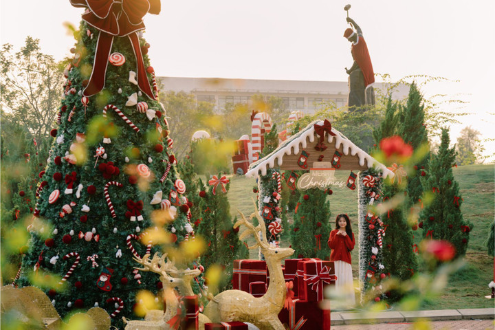 Từ giữa tháng 12, các campus của Trường Đại học FPT (FPTU) trên khắp cả nước (Hà Nội, TP.HCM, Đà Nẵng, Cần Thơ, Quy Nhơn) được trang hoàng rực rỡ bởi gam màu đỏ và xanh đặc trưng của Giáng sinh. Đây là không chỉ không gian mà FPTU dành cho cán bộ, sinh viên của trường mà còn mở cửa đón các học sinh THPT, thầy cô, các bạn trẻ từ nhiều trường học trên toàn quốc tới check in và trải nghiệm.