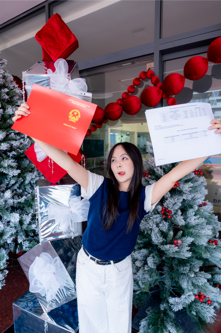 Sinh viên tại campus Cần Thơ "flex" tấm bằng cử nhân vừa được nhận bên góc check-in mới của trường.