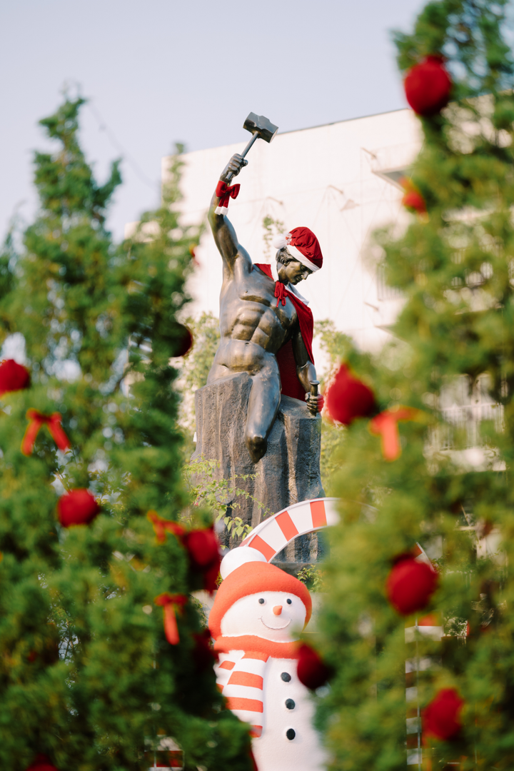 Bức tượng Self Made Man cũng được khoác lên mình bộ trang phục Giáng sinh.