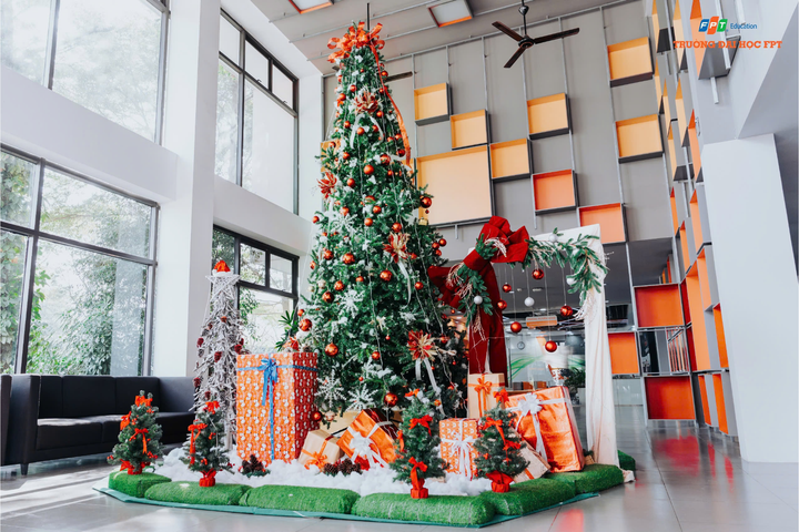 Tại mỗi campus, cây thông Noel được bố trí nổi bật ở các khu vực trung tâm, như một dấu hiệu nhận diện của mùa lễ hội, đưa không khí Giáng sinh lan tỏa khắp không gian học đường.