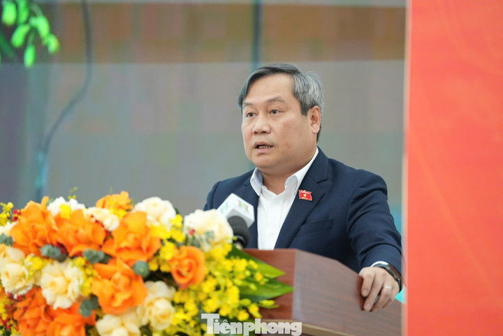 Chủ tịch UBND TP Hà Nội Vũ Đại Thắng phát biểu tại buổi tiếp xúc cử tri