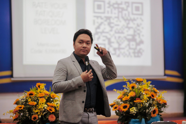 Nhật Minh phát biểu trong buổi gặp gỡ cựu sinh viên chương trình thạc sĩ Đại học Curtin, tháng 11/2023.