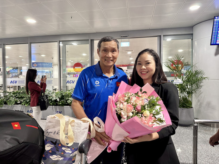 Phó Tổng thư ký Liên đoàn bóng đá Việt Nam Đinh Thị Thu Trang đón đội tuyển nữ Việt Nam tại sân bay.