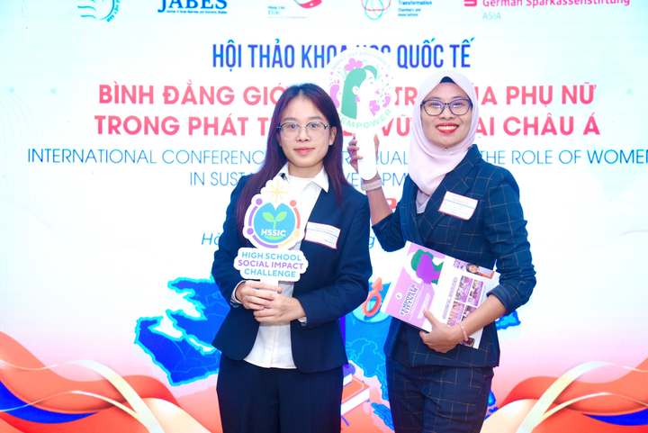 Ngọc Linh (trái) là đại biểu trẻ tuổi nhất tham dự Hội thảo khoa học quốc tế "Bình đẳng giới và vai trò của phụ nữ trong phát triển bền vững tại châu Á" tổ chức ở Hà Nội đầu tháng 11/2025.