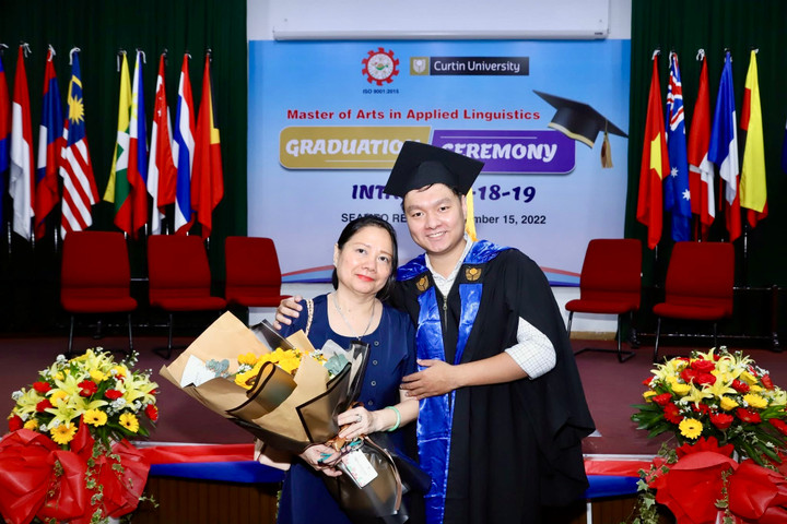 Nhật Minh và mẹ trong ngày nhận bằng thạc sĩ Đại học Curtin, Úc, hồi tháng 11/2022.